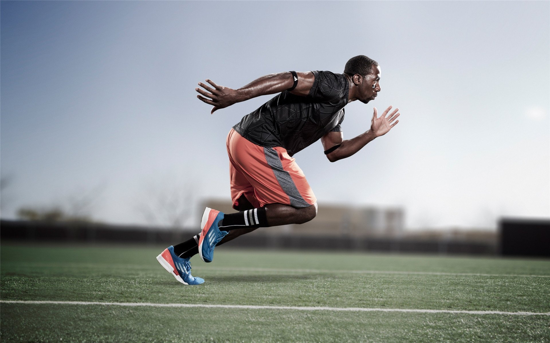 足球球员媒介素养培训课程全面铺开,足球培训宣传页